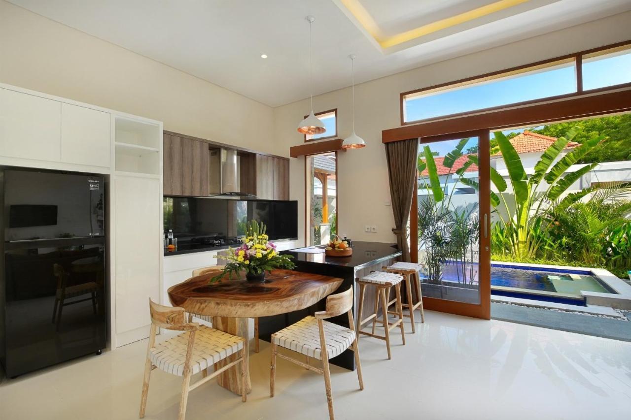 Holl Villa Legian Exteriör bild