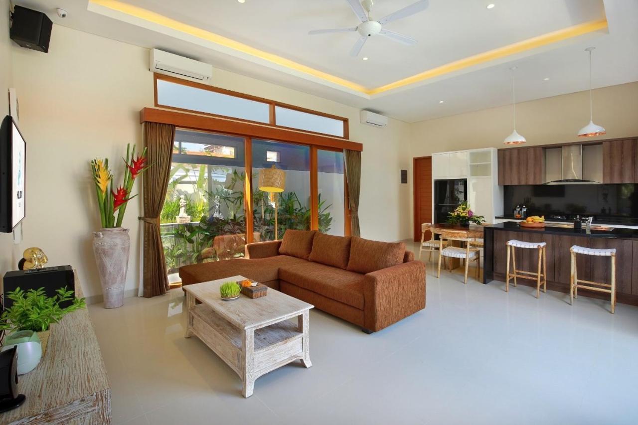 Holl Villa Legian Exteriör bild